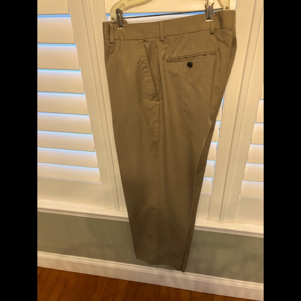 Men’s Kenneth Roberts dress pants in WARM tan size 32X30. Dressier fabric.